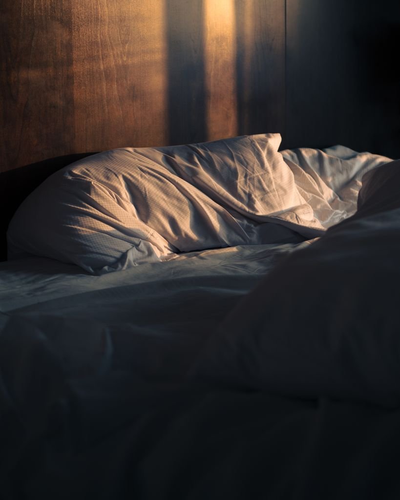 Nórdico de plumón sobre una cama en un dormitorio